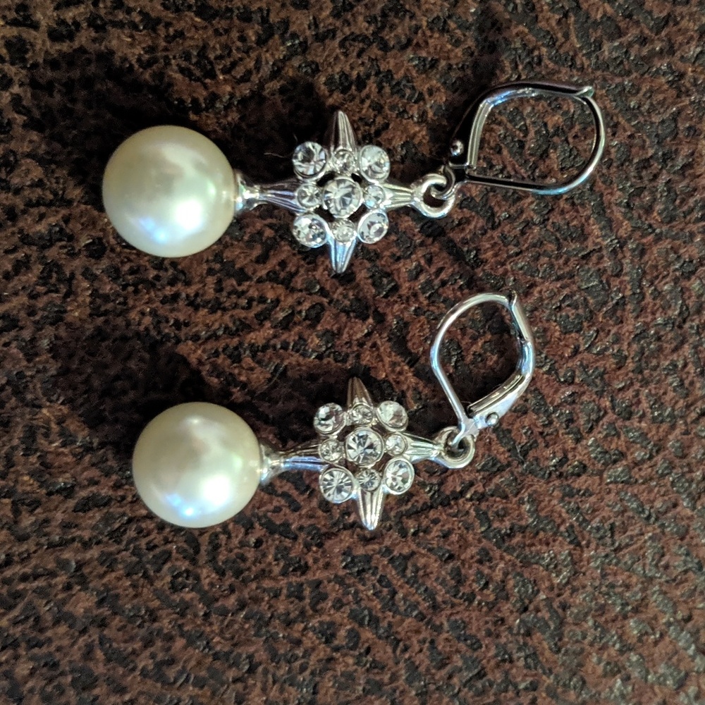 Pearl drop earrings